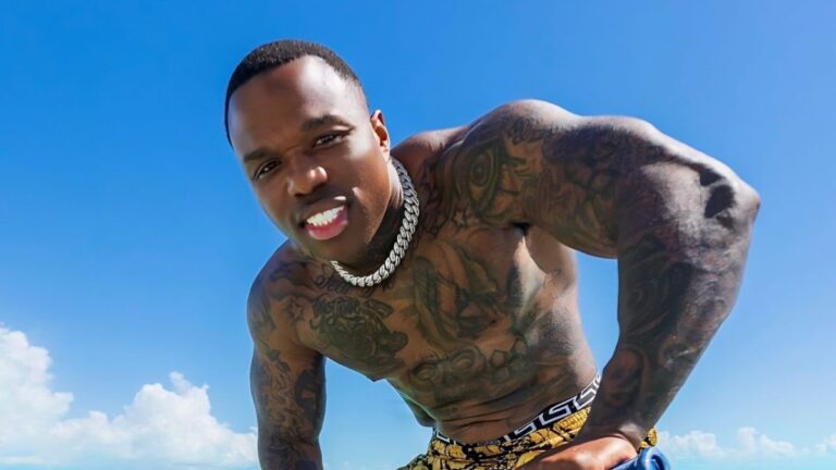 Bandman Kevo attrape Flak pour « White Lives Matter » et les tatouages ​​​​de chapeau MAGA de Kanye West