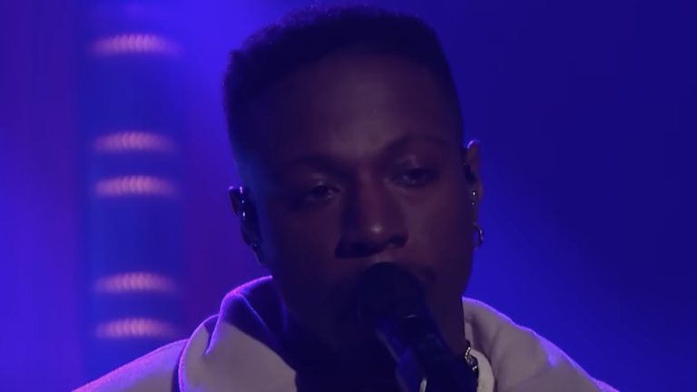 Joey Bada$$ interprète &lsquo;Show Me&rsquo; sur &lsquo;The Tonight Show&rsquo; avec le groupe qu&rsquo;il a échantillonné