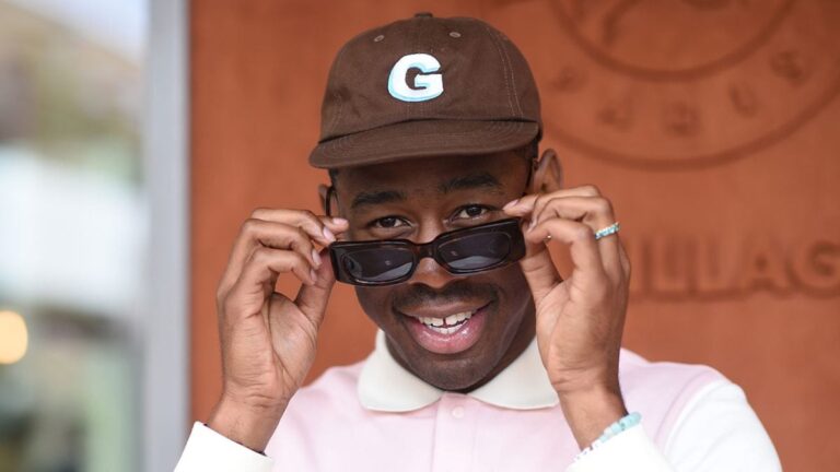 Tyler, le créateur, montre sa collection de voitures pastel et de coffres vintage dans Robb Report