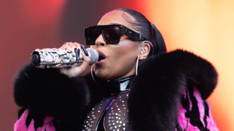 Ashanti affirme que le producteur a demandé du sexe sous la douche en échange de musique