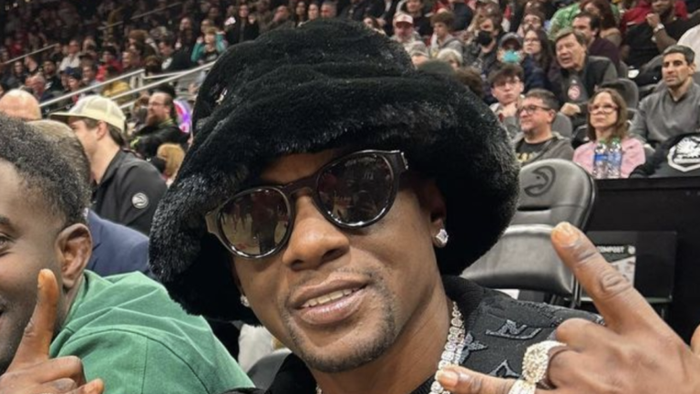 Boosie Badazz fait de la neige pour les enfants au cadeau de Noël de sa ville natale