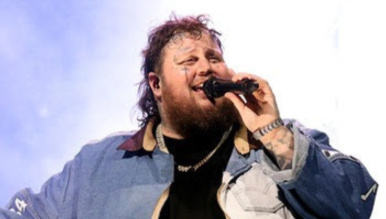 Jelly Roll annonce un concert spécial dans une maison de retraite après que sa mère ait manqué le spectacle en raison d&rsquo;une blessure