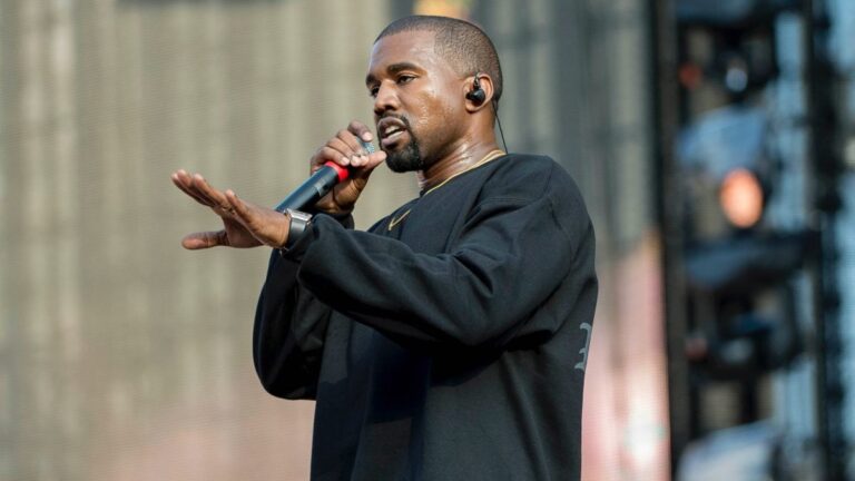Kanye West poursuivi en justice pour 110 000 $ après avoir soi-disant durci le photographe de Yeezy