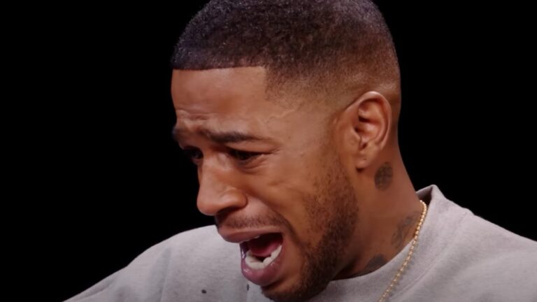 Kid Cudi accepte le prix des meilleures réactions « Hot Ones »