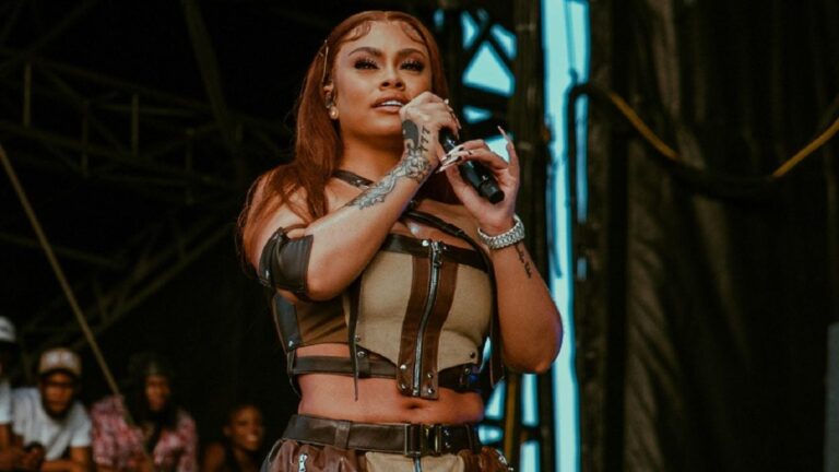 Latto honorée de sa propre journée dans le comté de Clayton lors d&rsquo;un cadeau de jouets de Noël de 250 000 $