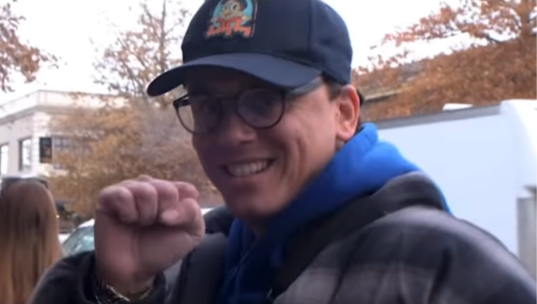 Logic offre 100 $ aux étrangers s&rsquo;ils peuvent gagner de la pierre, du papier et des ciseaux lors de la confrontation des fêtes