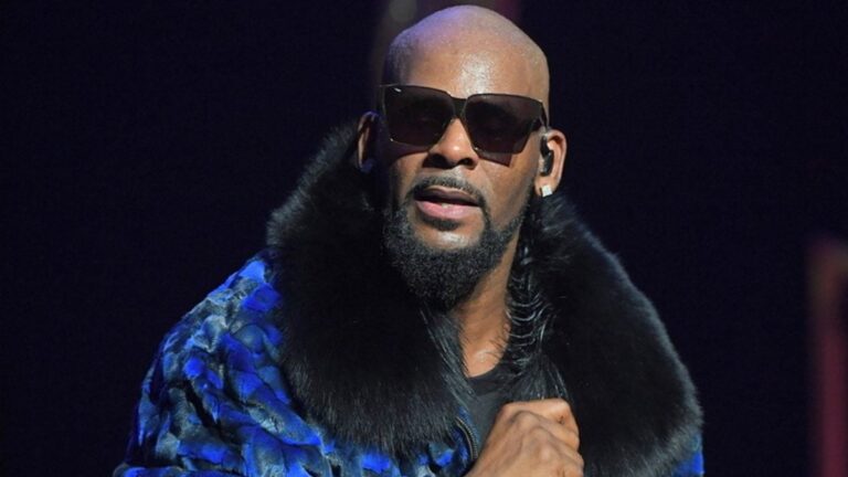 R. Kelly nie toute implication dans l&rsquo;album &lsquo;I Admit It&rsquo; : &lsquo;It&rsquo;s Fucked Up&rsquo;