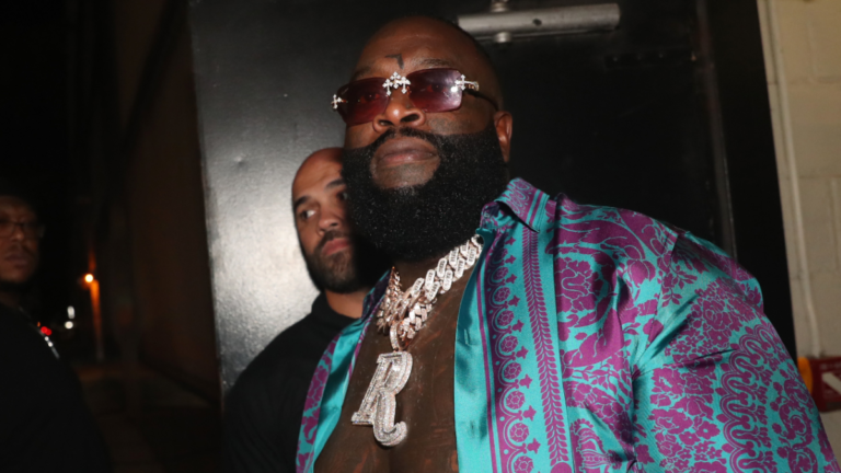 Rick Ross bénit sa petite mère avec un collier de diamants au milieu d&rsquo;un « nouveau départ »