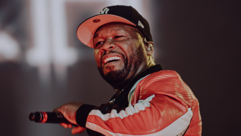 50 Cent fléchit ses prouesses à succès tout en célébrant 15 nouvelles plaques de platine