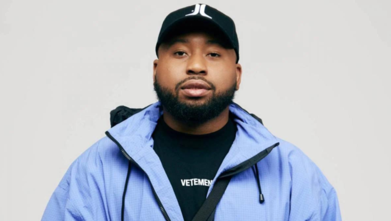 Akademiks violemment frappé au visage pendant le livestream