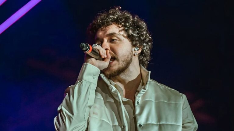 Jack Harlow se fait prendre dans le « triangle amoureux » dans le teaser commercial du Super Bowl de Doritos