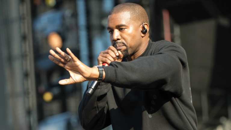 Kanye West fait l&rsquo;objet d&rsquo;une enquête après avoir volé et jeté le téléphone d&rsquo;un photographe