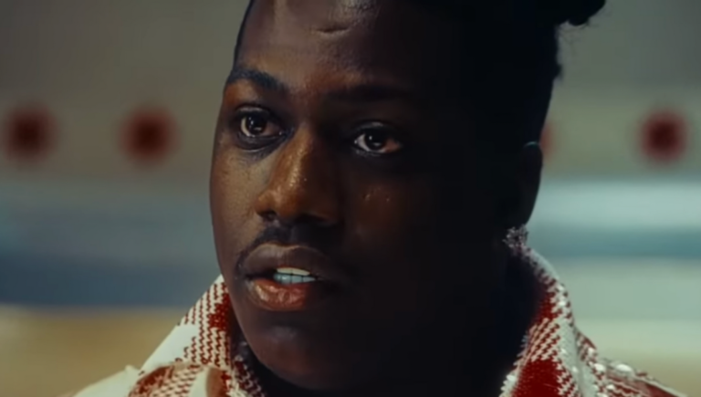 Lil Yachty pousse le rejet à l&rsquo;extrême dans la vidéo bizarre « Say Something »
