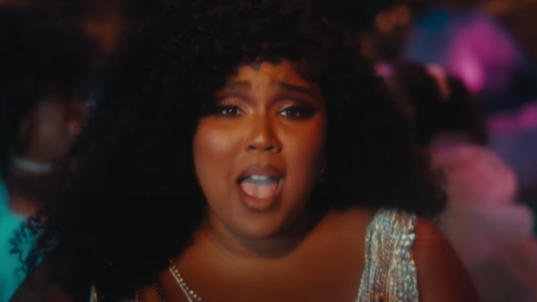 Lizzo dit que la culture d&rsquo;annulation a été volée aux personnes marginalisées : « c&rsquo;est devenu à la mode »