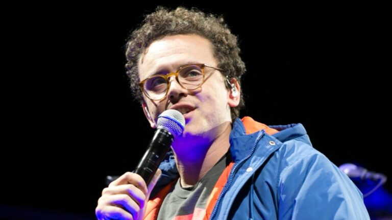 Logic dénonce les rappeurs qui valorisent l&rsquo;argent et la renommée plutôt que la musique sur la nouvelle chanson « Insipio »