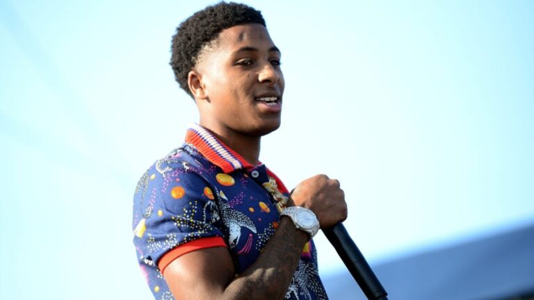 NBA YoungBoy met ses fans sur la glace lors d&rsquo;un tournage vidéo Snowball Fight
