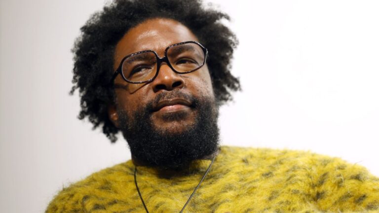 Questlove s&rsquo;associe à Pfizer pour encourager les gens à « devenir plus intelligents » à propos de COVID