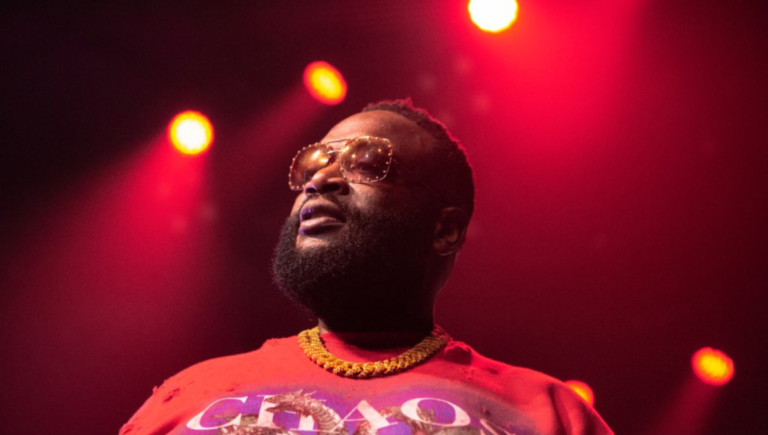 Rick Ross établit de nouveaux critères pour « Ballin » après qu&rsquo;un homme se soit arrêté au club sur un cheval