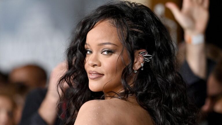 Rihanna dévoile la collaboration vestimentaire Fenty x Mitchell & Ness avant le Super Bowl