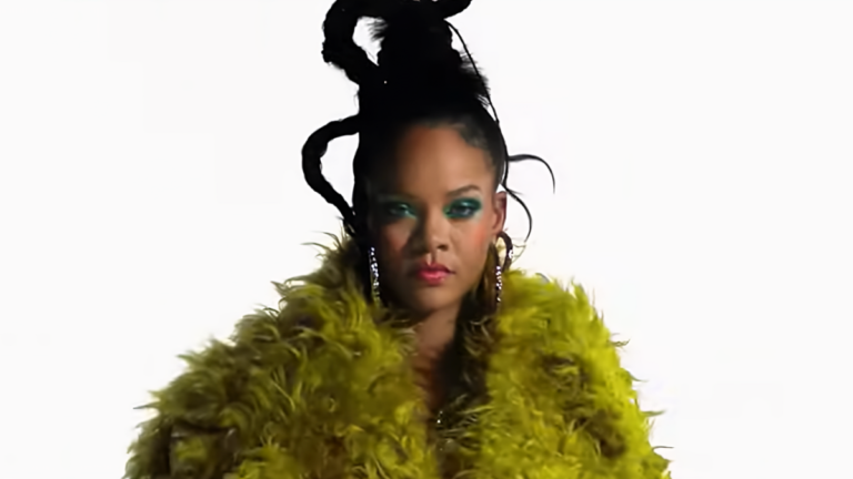 Rihanna fait taire les bavardages sur l&rsquo;attente de l&rsquo;album dans la bande-annonce de la mi-temps du Super Bowl: regardez
