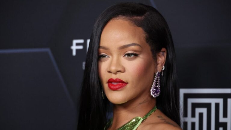 Rihanna porte un body sexy en dentelle dans la campagne Savage X Fenty de la Saint-Valentin