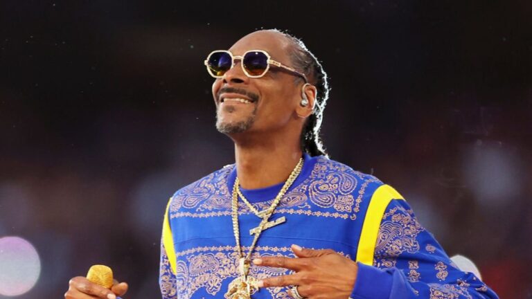 Snoop Dogg célèbre son intronisation au Temple de la renommée des auteurs-compositeurs : « Les rêves peuvent devenir réalité »