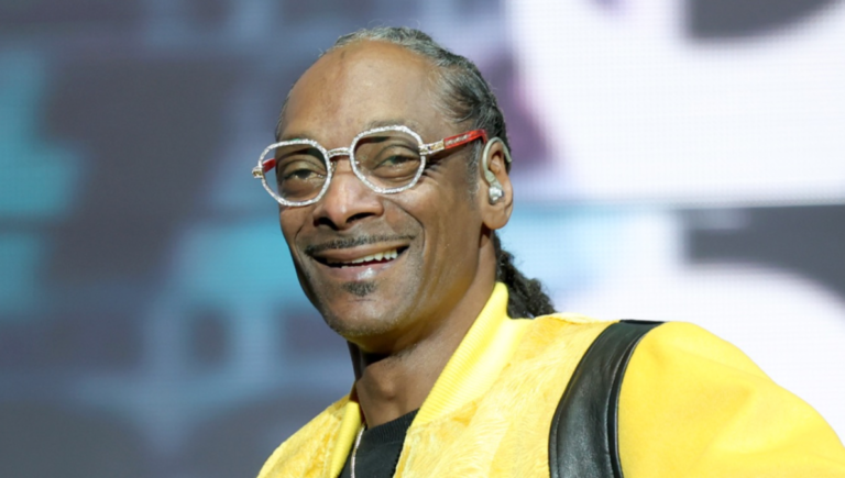 Snoop Dogg retrouve des amis d&rsquo;enfance pour recréer une vieille photo des années 1980