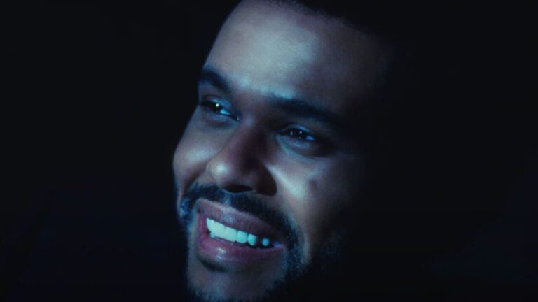 The Weeknd marque l&rsquo;anniversaire de « Dawn FM » avec une vidéo pour « Is There Someone Else? »