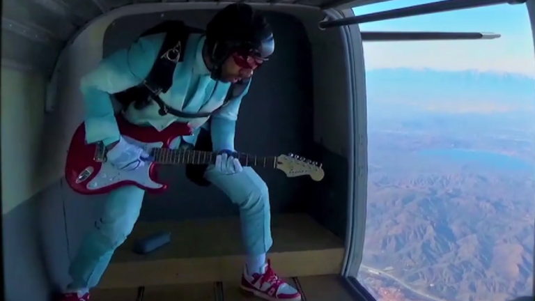 Vic Mensa saute de l&rsquo;avion pour le visuel &lsquo;Strawberry Louis Vuitton&rsquo;
