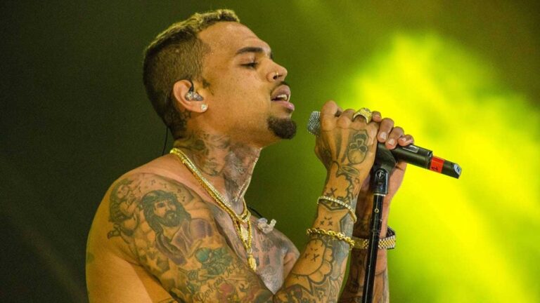Chris Brown donne la danse des fans sur scène lors de sa tournée européenne