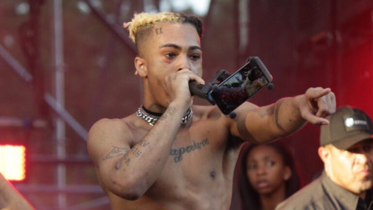 De nouvelles images montrent que XXXTENTACION a retiré 50 000 $ le jour de son meurtre