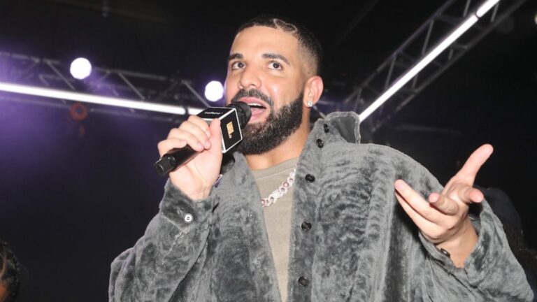 Drake : « Je m&rsquo;identifie aux filles aux seins énormes »