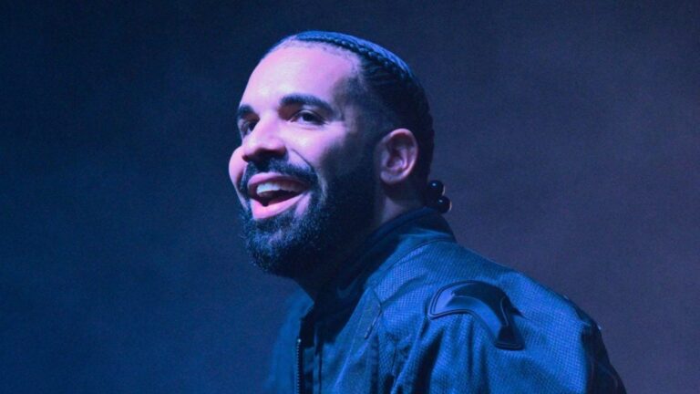 Drake brandit la «malédiction inversée» contre les Eagles de Philadelphie dans la vidéo du Super Bowl Troll