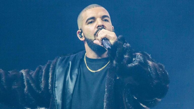 Drake parie près de 1 million de dollars sur le Super Bowl : « Mes paris psychotiques sont lancés »
