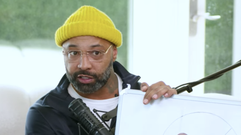 Joe Budden devient un mème instantané avec le mouvement de rotation de la salopette torse nu