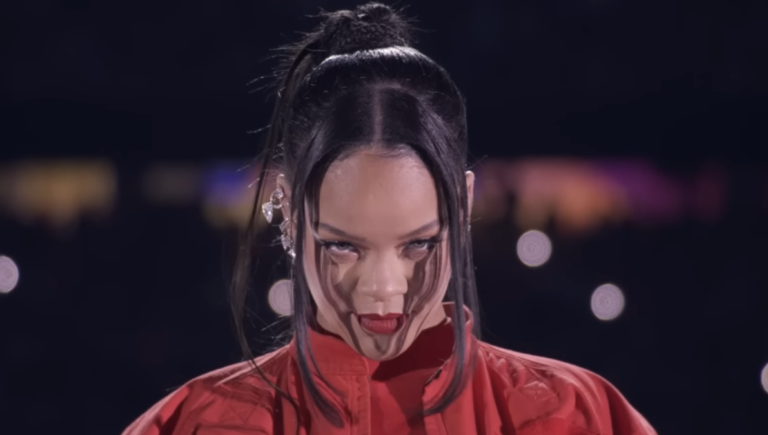 La performance de Rihanna au Super Bowl reçoit plus de 100 plaintes de la FCC pour être « pornographique »