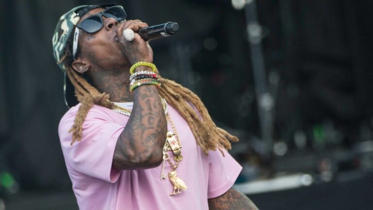 Lil Wayne retient ses larmes tout en partageant l&rsquo;histoire touchante de la perte de son père alors qu&rsquo;il était enfant