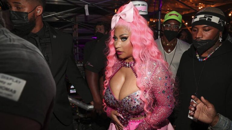 Nicki Minaj interprète « Shake The Place » pour la foule du carnaval de Trinidad