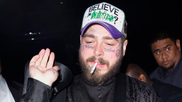 Post Malone a refusé d&rsquo;entrer dans un bar australien en raison de ses tatouages ​​​​au visage