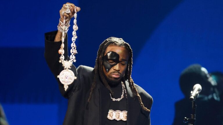 Quavo tient la chaîne de TakeOff lors d&rsquo;un hommage émotionnel aux Grammys