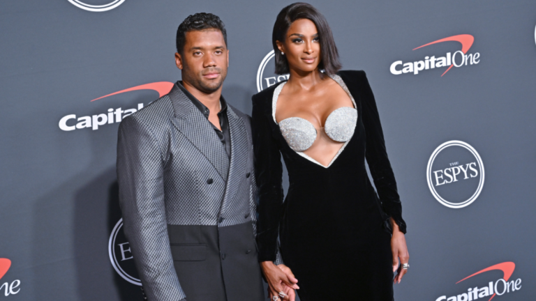 Ciara se produit à la prison de Floride pour 300 détenus avec Russell Wilson à ses côtés