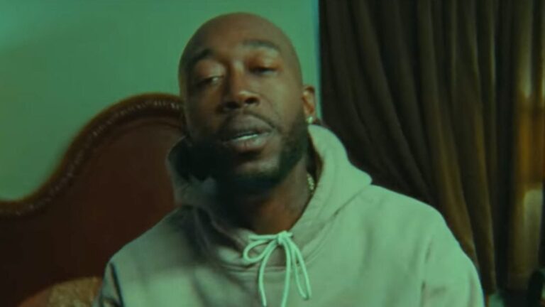 Freddie Gibbs part en fuite dans la nouvelle vidéo « Zipper Bagz »