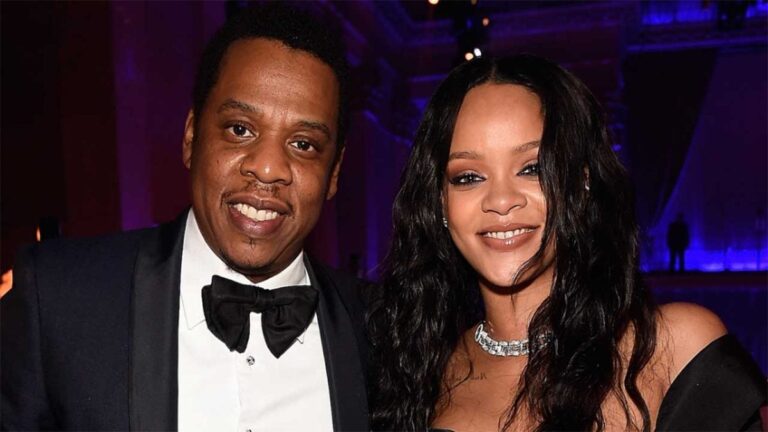 JAY-Z et Rihanna montrent leur amour aux seniors qui ont recréé la performance du Super Bowl
