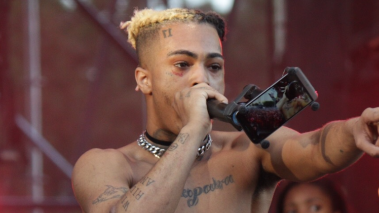 Le tueur présumé de XXXTENTACION vu souffler un baiser devant le tribunal après un verdict de culpabilité