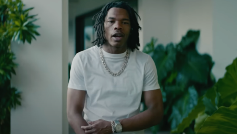 Lil Baby traite des problèmes relationnels dans la nouvelle vidéo « Forever » mettant en vedette Fridayy