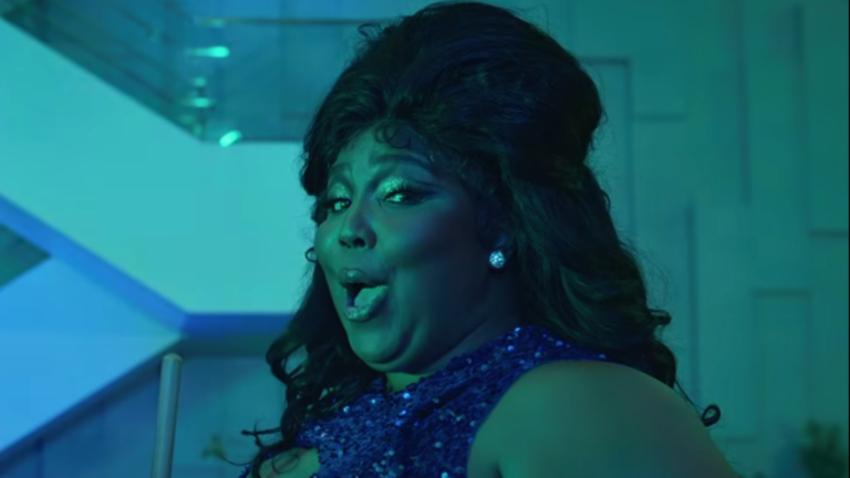 Lizzo dénonce le « silence complice » à propos de la transphobie, du racisme et de la grossophobie