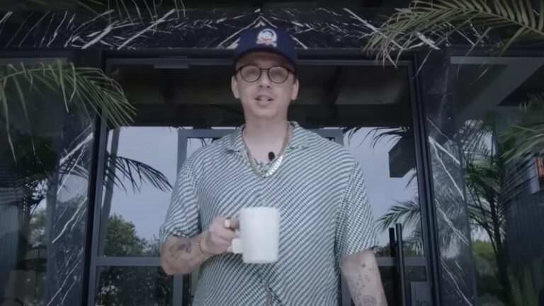 Logic donne une visite de son manoir de 16 chambres dans un faux épisode « MTV Cribs »