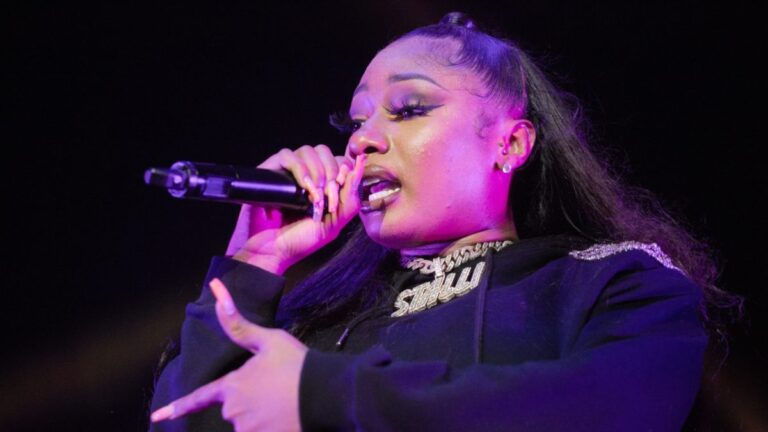 Megan Thee Stallion célèbre le mois de l&rsquo;histoire des femmes avec la vice-présidente Kamala Harris à DC
