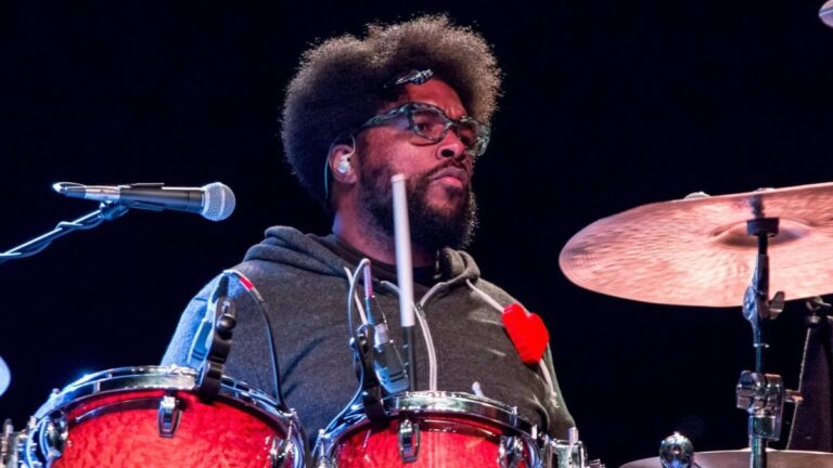 Questlove remporte le podcast musical de l&rsquo;année aux iHeartPodcast Awards 2023