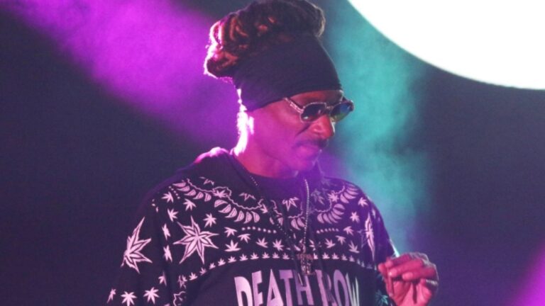Snoop Dogg fait quelques mouvements alors qu&rsquo;il est sérénadé par la cornemuse en Écosse